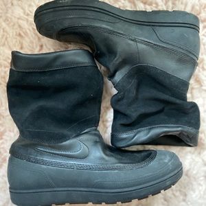 NIKE LIGHTWEIGHT SNOW AND RAIN BOOTS